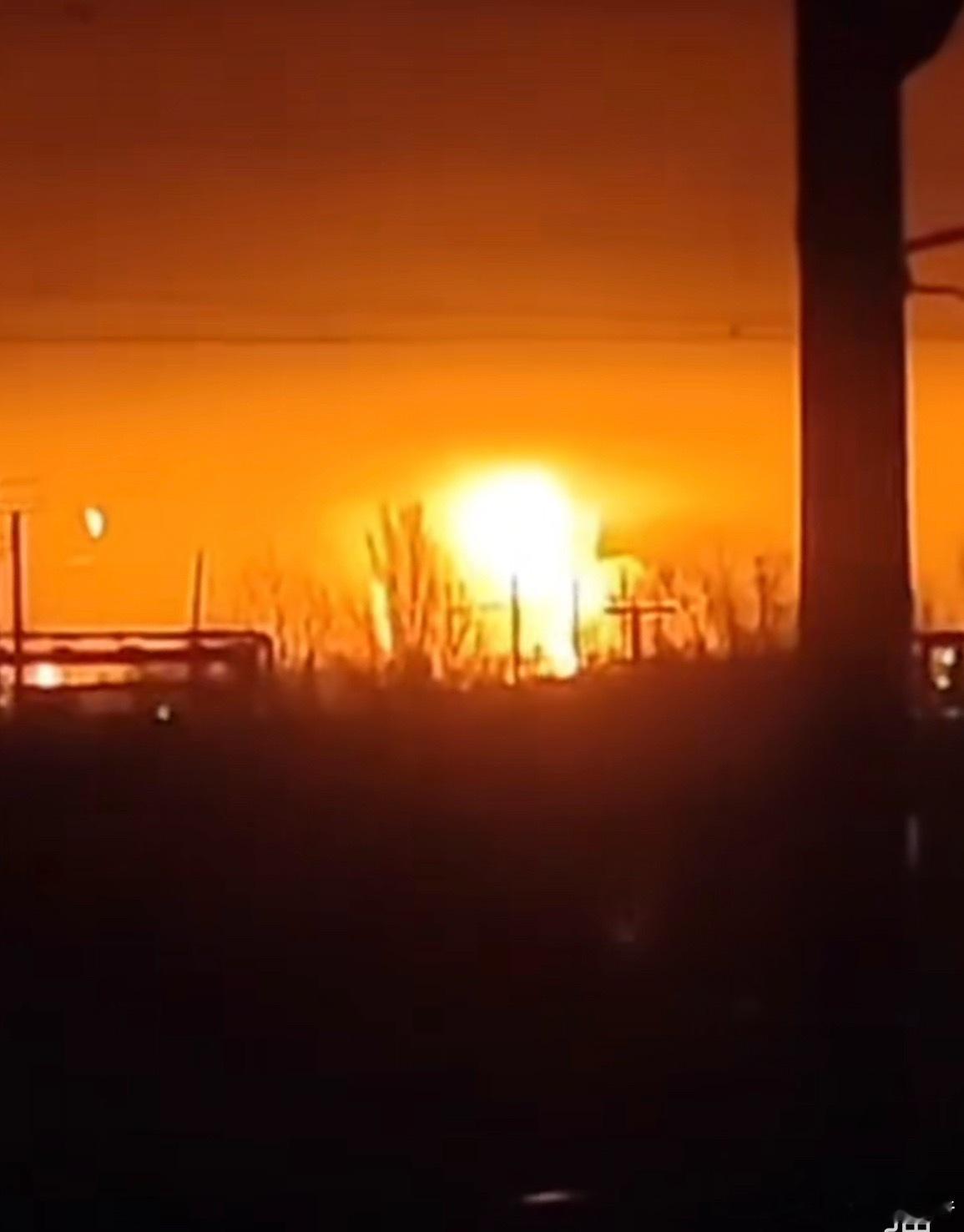 今天乌总参表示，昨晚乌军袭击了俄联邦克拉斯诺达尔边疆区的油田码头。遇袭的是塔曼尼