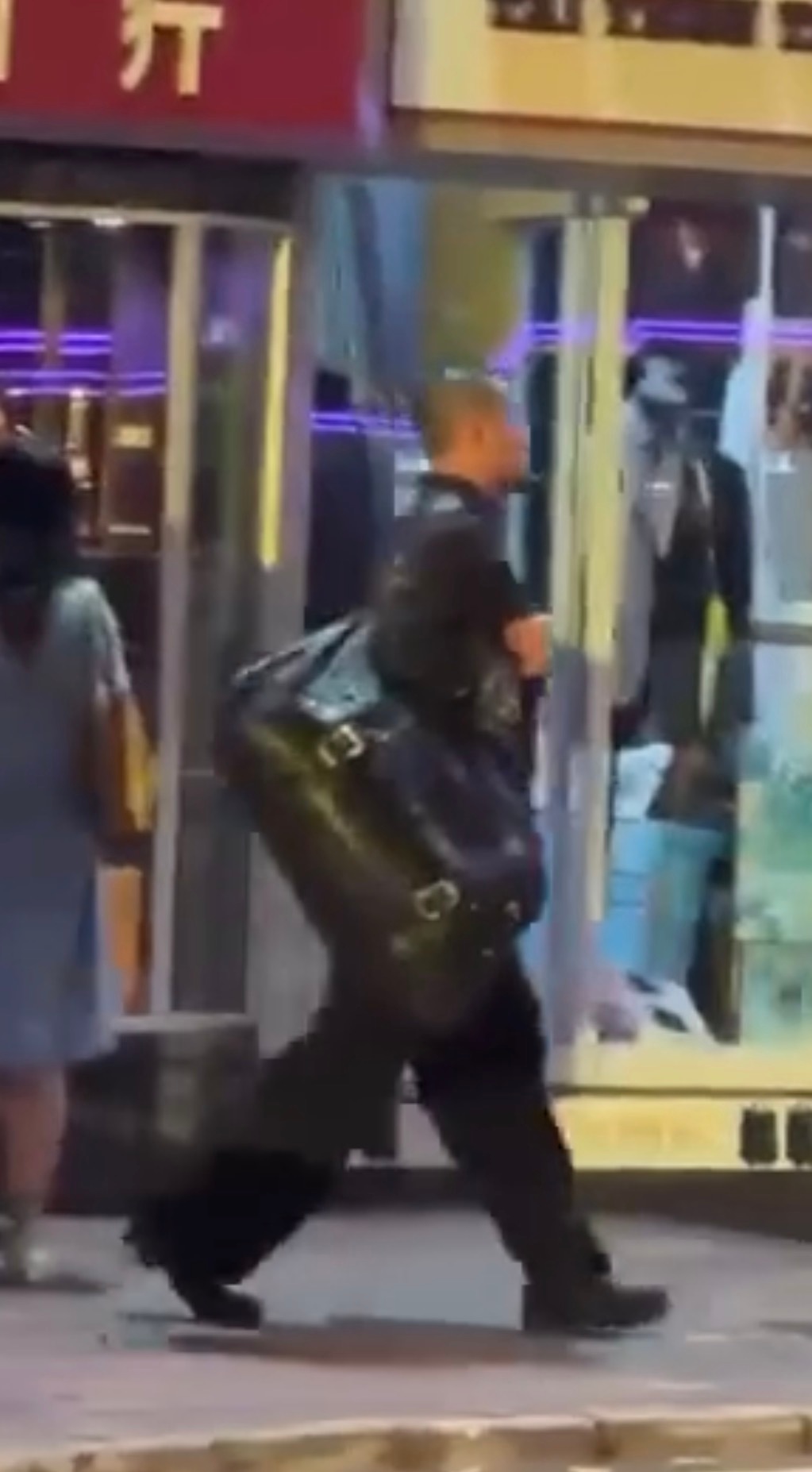 但是美国老头其实好像hold住了郑保瑞我不会放过你的