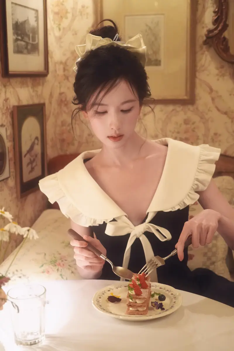 陈都灵穿小黑裙俏皮又灵动手持甜品气质优雅迷人