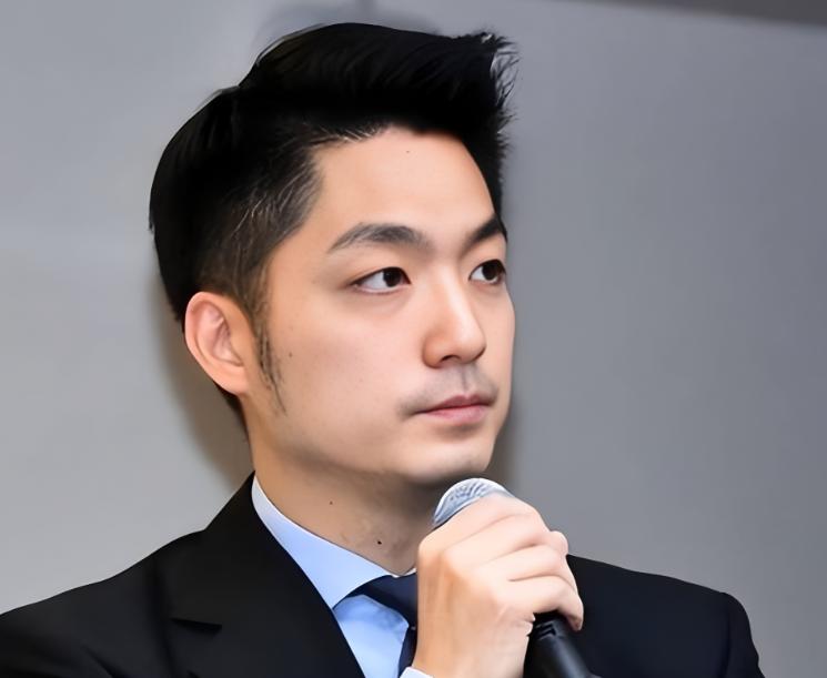 最近蒋家那个后人，又喊话想把两口棺椁迁回大陆，奉化那边连地都有人提过选好了。我只