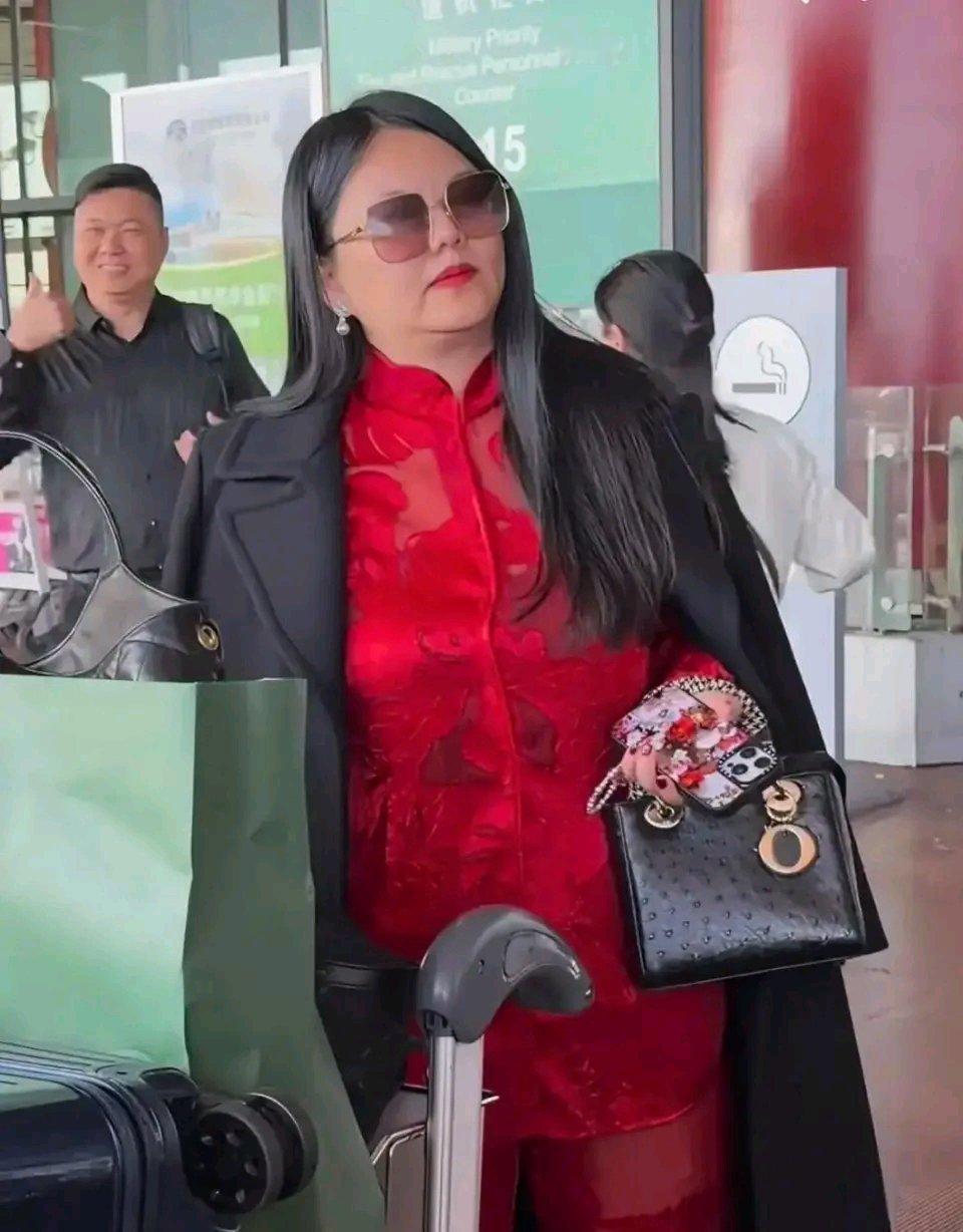 李湘回娘家晒照片这事儿，可真是整出不少幺蛾子。11月3日网友偶遇李湘和王诗龄，那