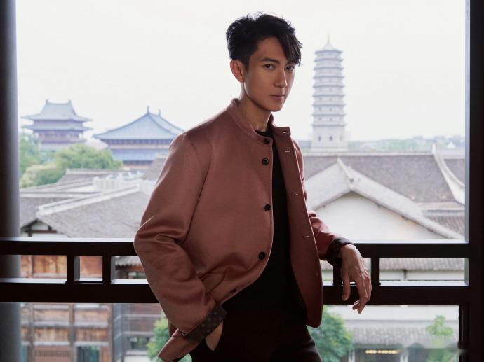 巴黎时装周好有范儿的一场巴黎男装周，国内明星阵容方面，吴尊、王嘉尔、于适、龚俊、