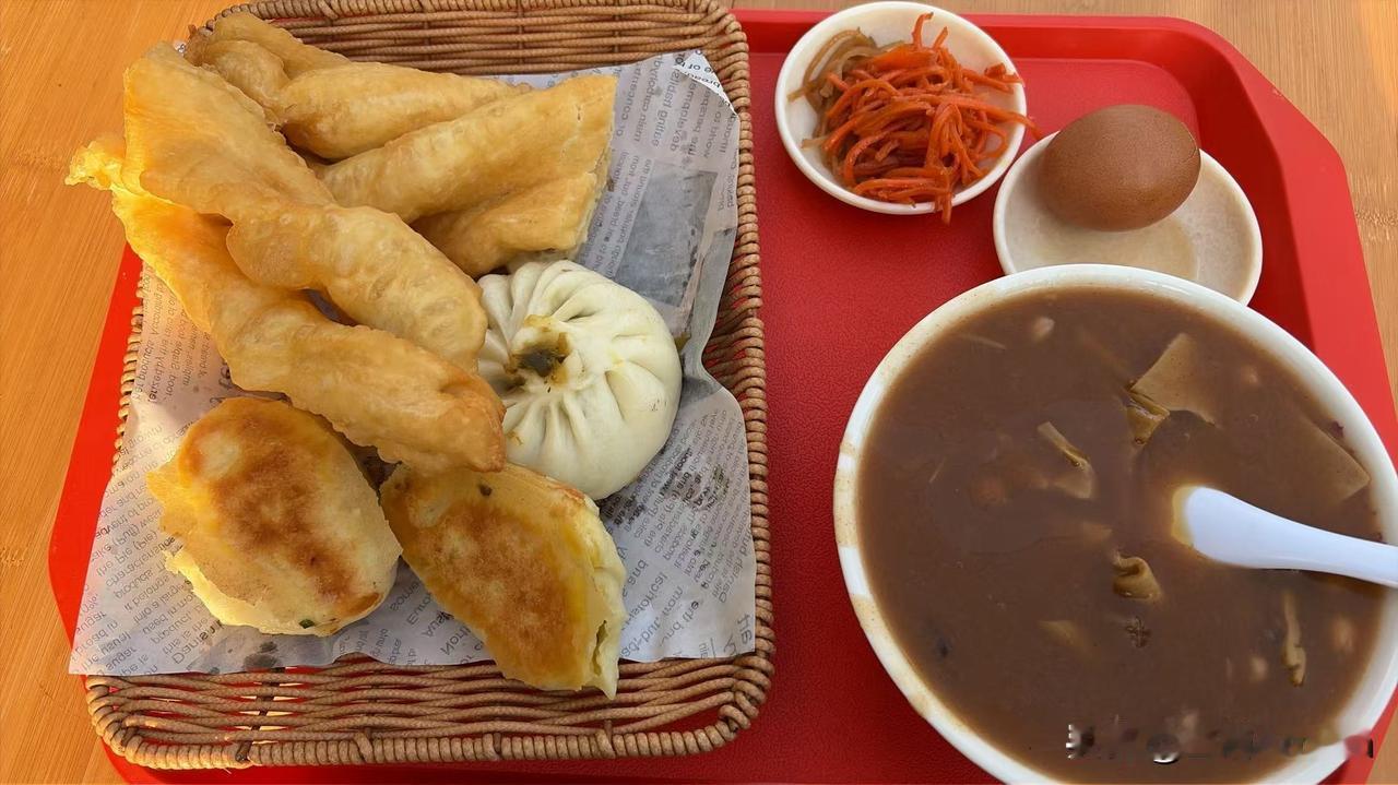 早上起了一个大早，去一家新开不久的店喝胡辣汤，要了一根油条、两个煎包、一个鸡蛋、