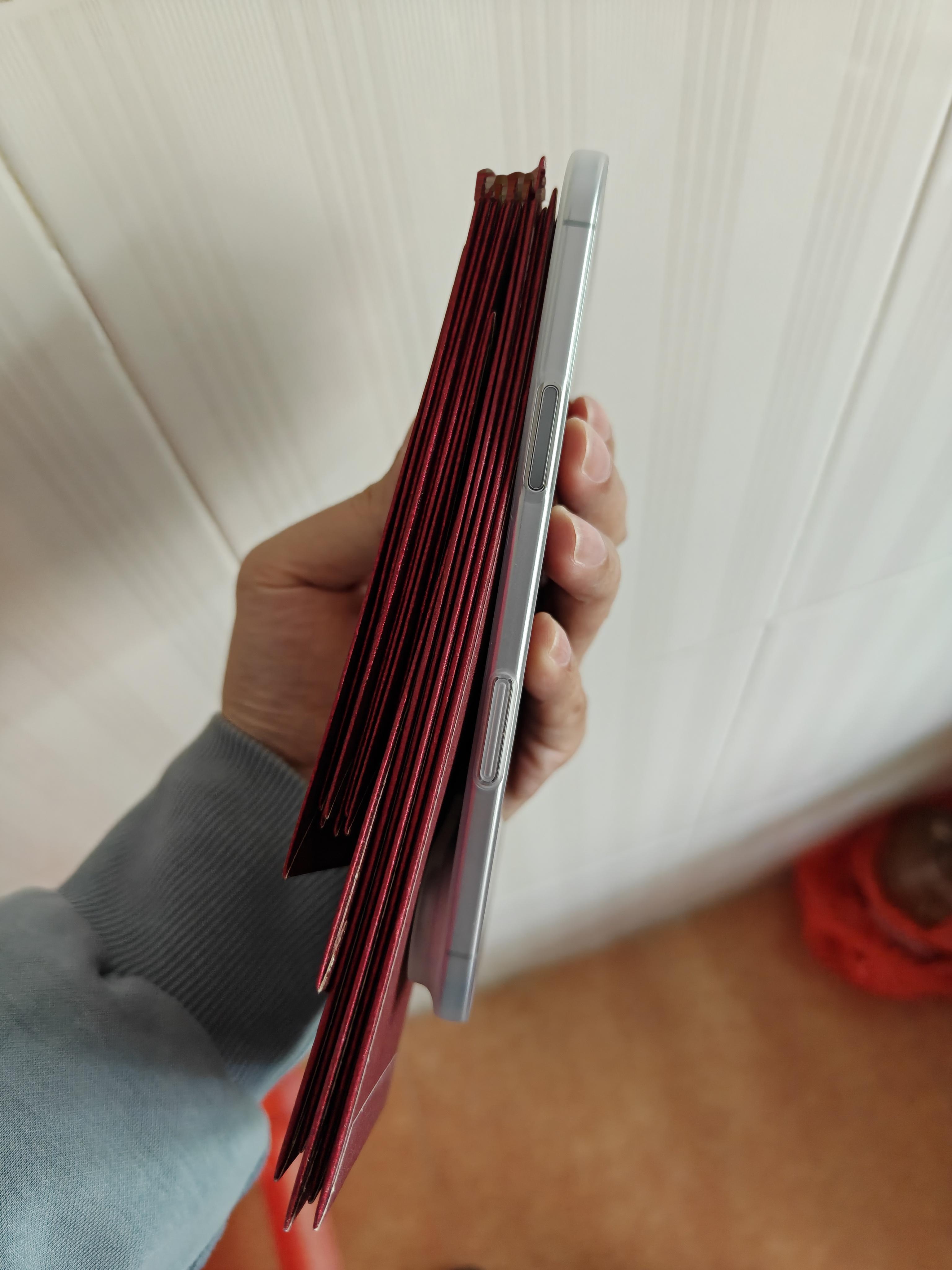 又要揣红包，又要揣手机，这个时候iPhoneAir的优势就体现出来了。