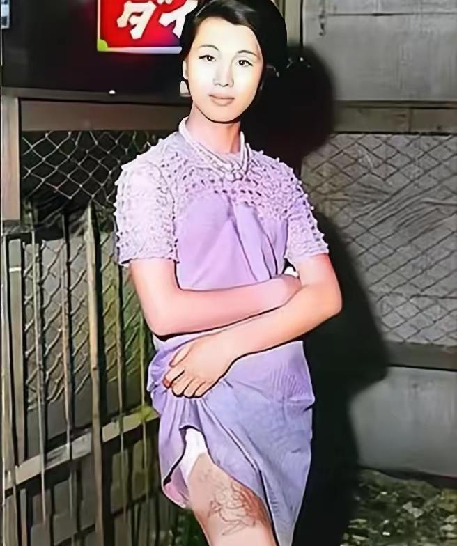 看到这张1950年东京街头的照片，心里五味杂陈。这日本女子为换物资或庇护的无奈之