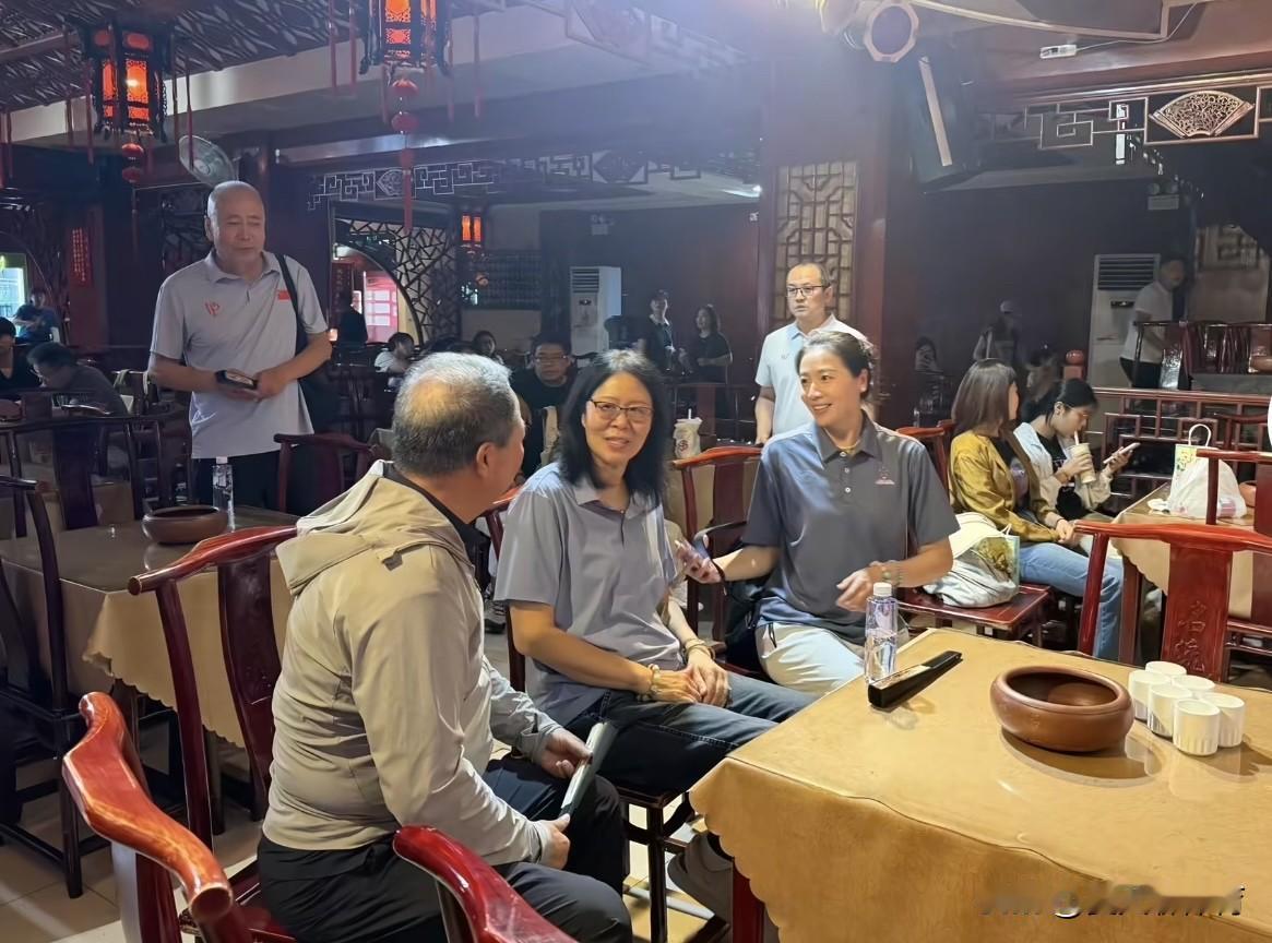 母女情深！郎平教练去天津观看女排亚锦赛决赛，前天晚上中国女排输球后，郎导马上从观