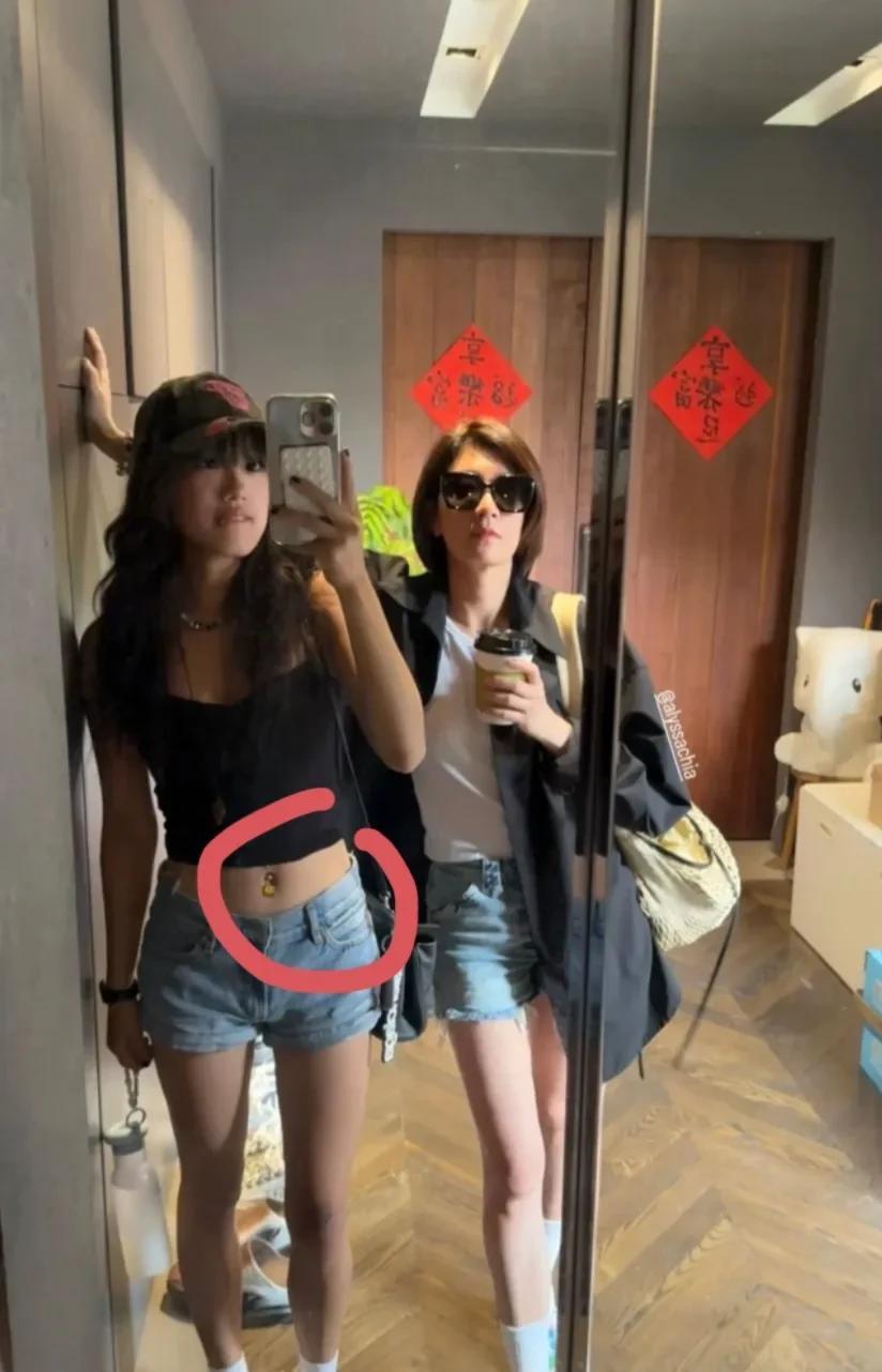 梧桐妹晒和妈妈贾静雯的母女合照，虽然她的身高比妈妈高，但是颜值，气质真的不如妈妈