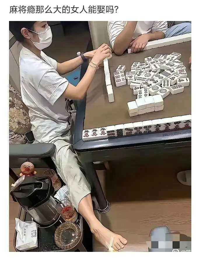 腿伤成这样还打麻将，换做是你会喜欢吗？