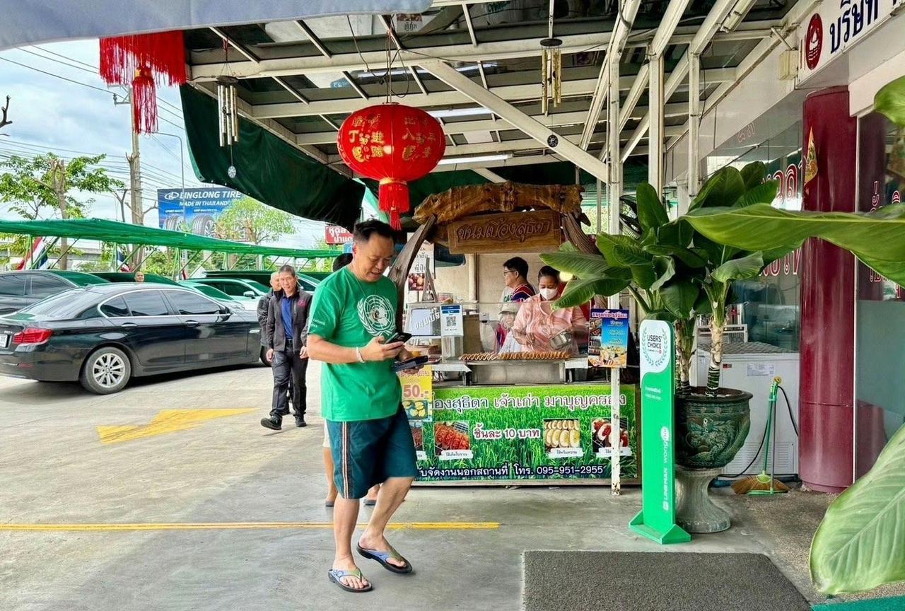 自豪党阿努霆对总理之位已经胸有成竹，据报道，阿努廷悠哉的现身曼谷老字号餐馆蔡钦兴