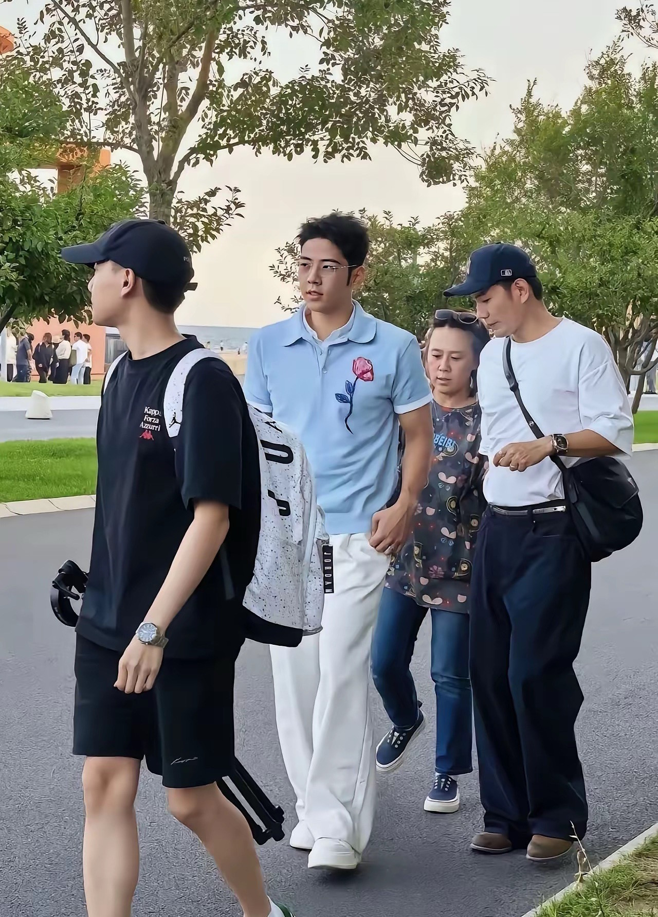 郭涛这儿子营销做了很久了还是那样，吃不了那碗饭就别吃了，没啥意思，现在娱乐圈跟本