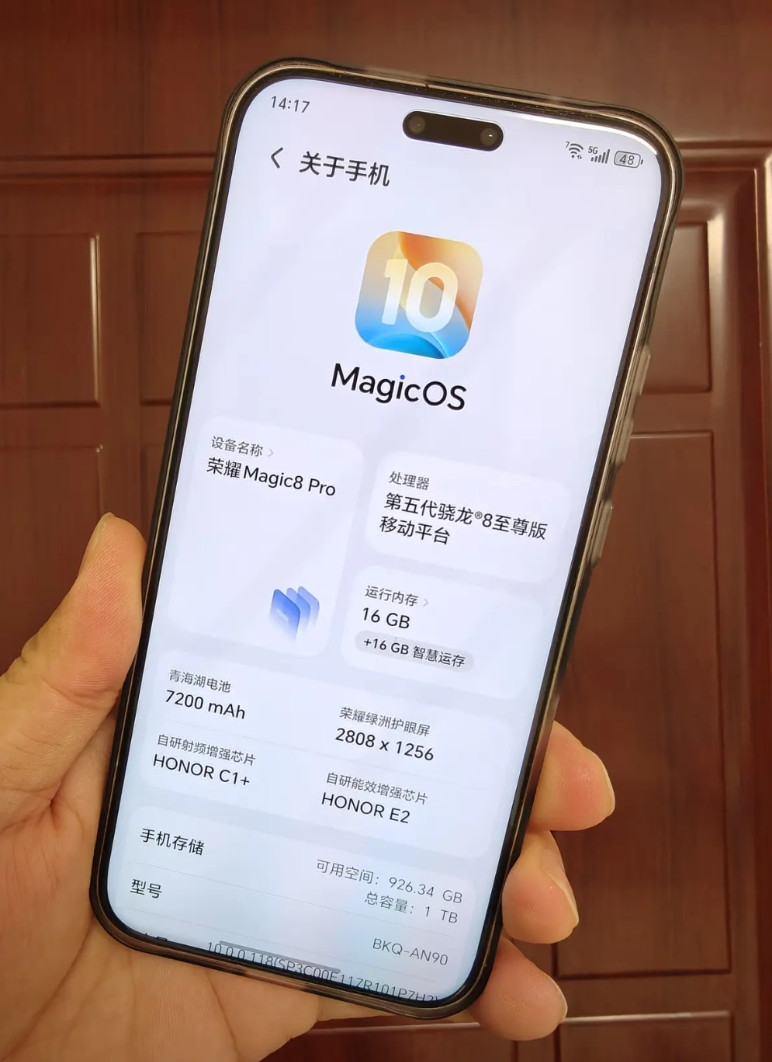 问一下使用荣耀Magic8Pro的朋友们，你们的手机买来之后重新贴膜了吗？是买