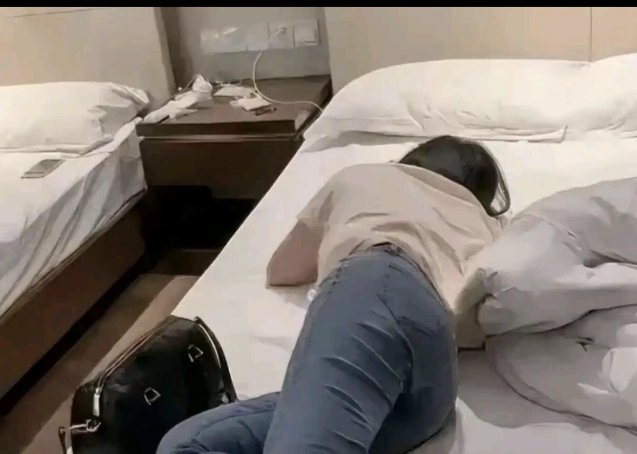 贵州贵阳，一52岁男子带着比自己小25岁的女下属和另一名同事出差期间，一起吃饭喝