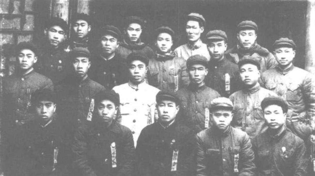 1967年的一天，郎岱县副县长邓肃初准备出门，突然有荷枪实弹的人闯进来。当即，这
