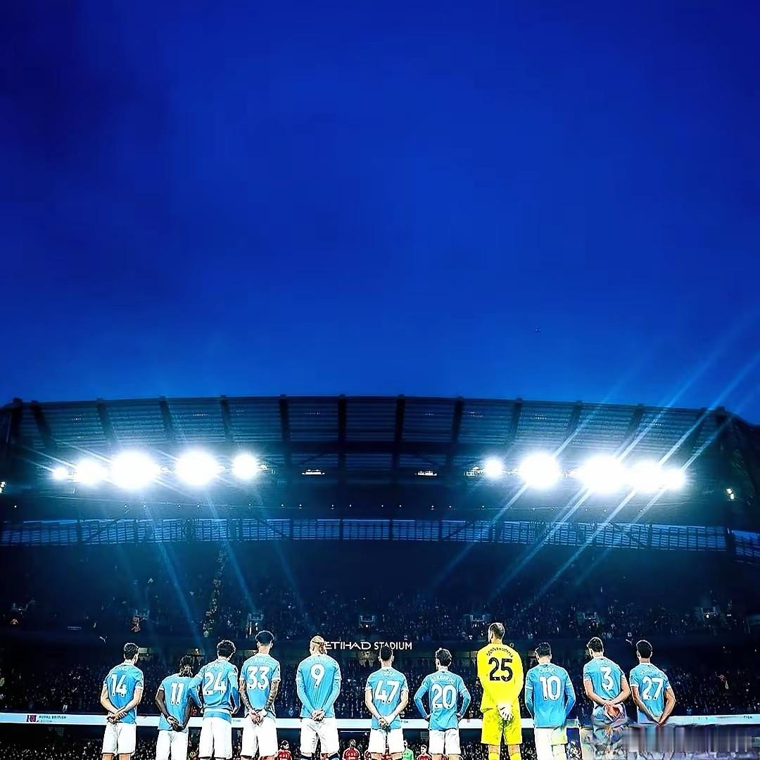 别人还在买人，曼城直接换血。24.8岁的首发把29.3岁的利物浦跑崩，132次冲