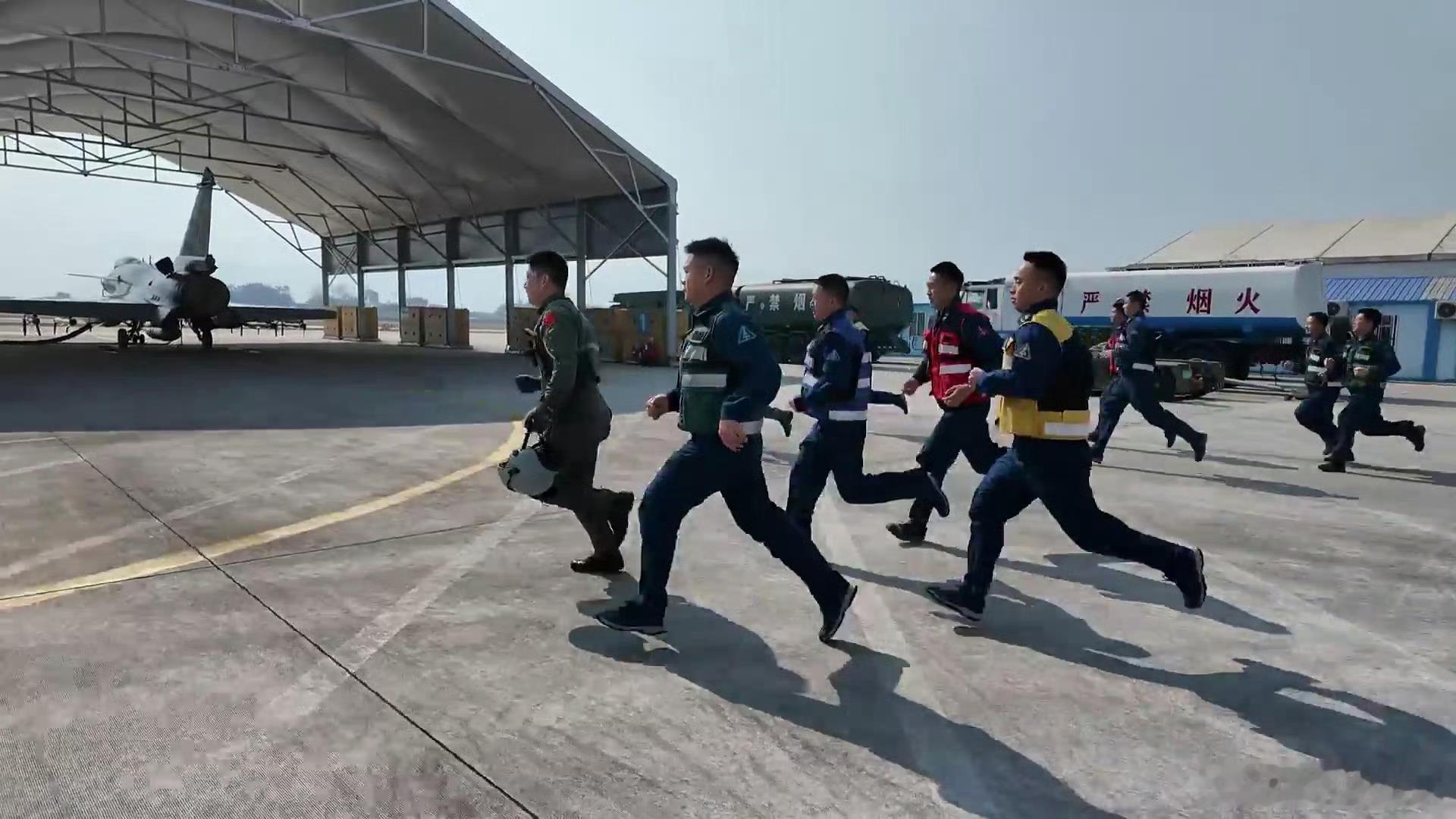 目前基本都是和歼-10捆绑出现的新机棚，不再是之前经典的绿色波纹钢机棚了。虽然人