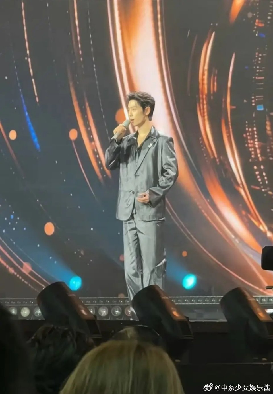 肖战内场第二套造型怎么样？上长下短的搭配