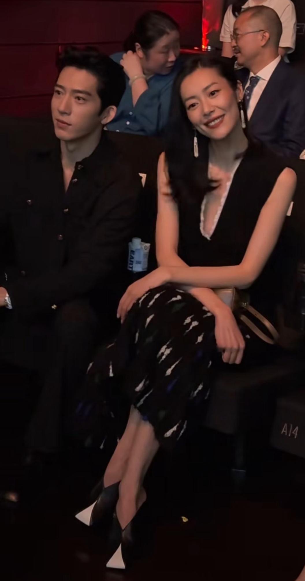 井柏然后槽牙都咬碎了，穿的那么帅和女朋友一起看秀，不祝福就算了，说他们俩像大