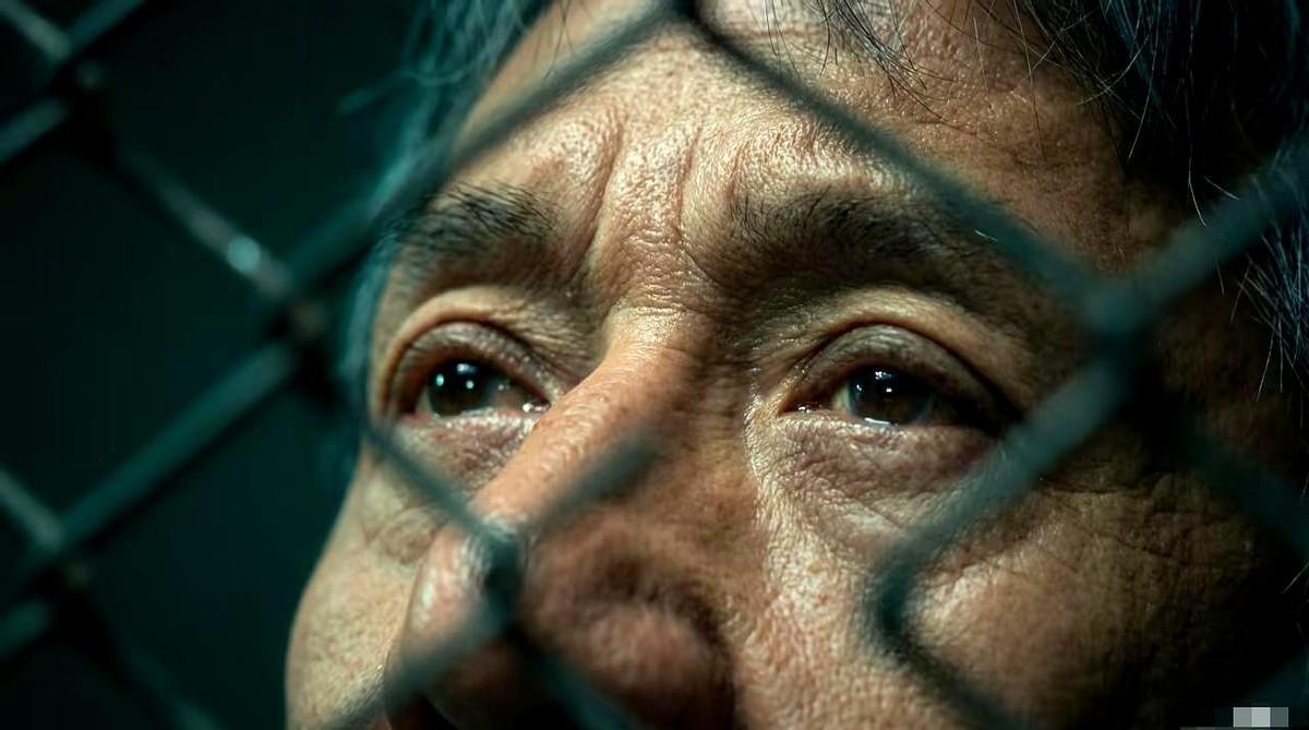 劝大家千万别去看成龙这部新片《过家家》。我顶不住，电影看一半就跑出来了。不是