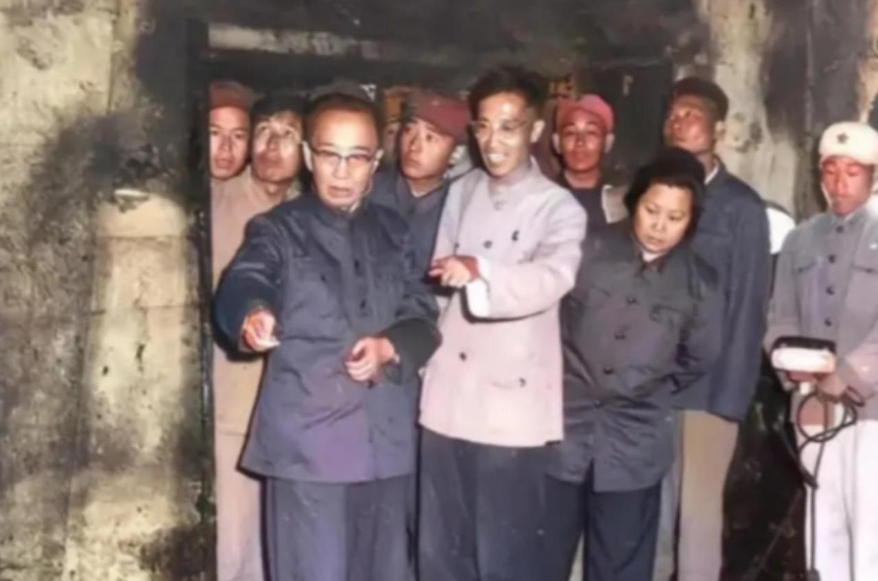 1956年，在郭沫若、吴晗的强烈要求下，国家同意了挖掘万历皇帝的陵墓，在打开棺材