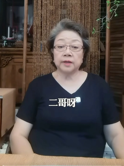 侯宝林的干女儿黑妮喊话侯耀华，身边的妹妹都看不惯他的做法了。“二哥，冲你