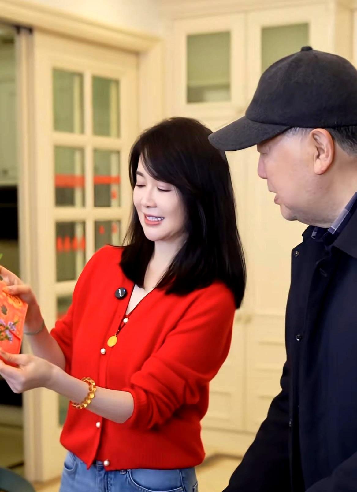 说实话，左小青那脸蛋和身材，咱真没啥好羡慕的。真正让我酸的，是她都48了，在爸