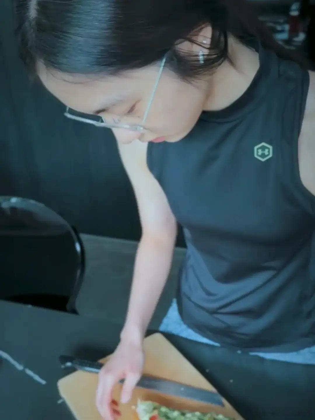孙莉晒仨孩温馨日常，多多和妹妹互动超有爱，12岁多妹灵动俏皮！