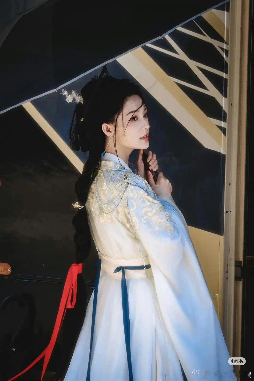 这个剧没有营销李沁的妆造真的很可惜，难得没有特别花哨又很有巧思的妆造​​​