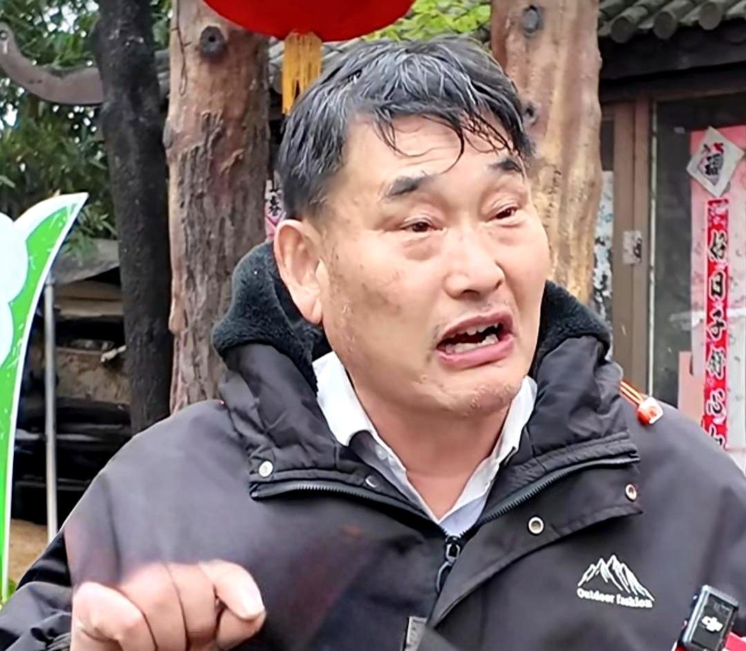 十五年过去了，大衣哥还在朱楼村种地。他成名那会穿着旧军大衣，在那之后也常