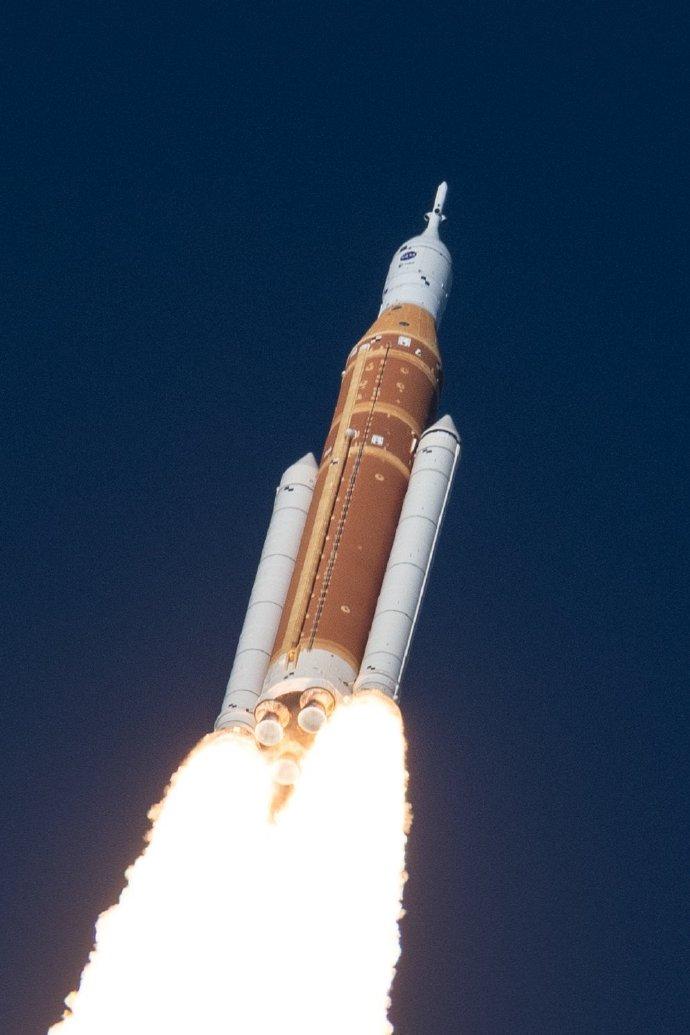 原来帝国的衰落真是从厕所开始的！ 当地时间4月1日，美国宇航局高调发射了阿尔