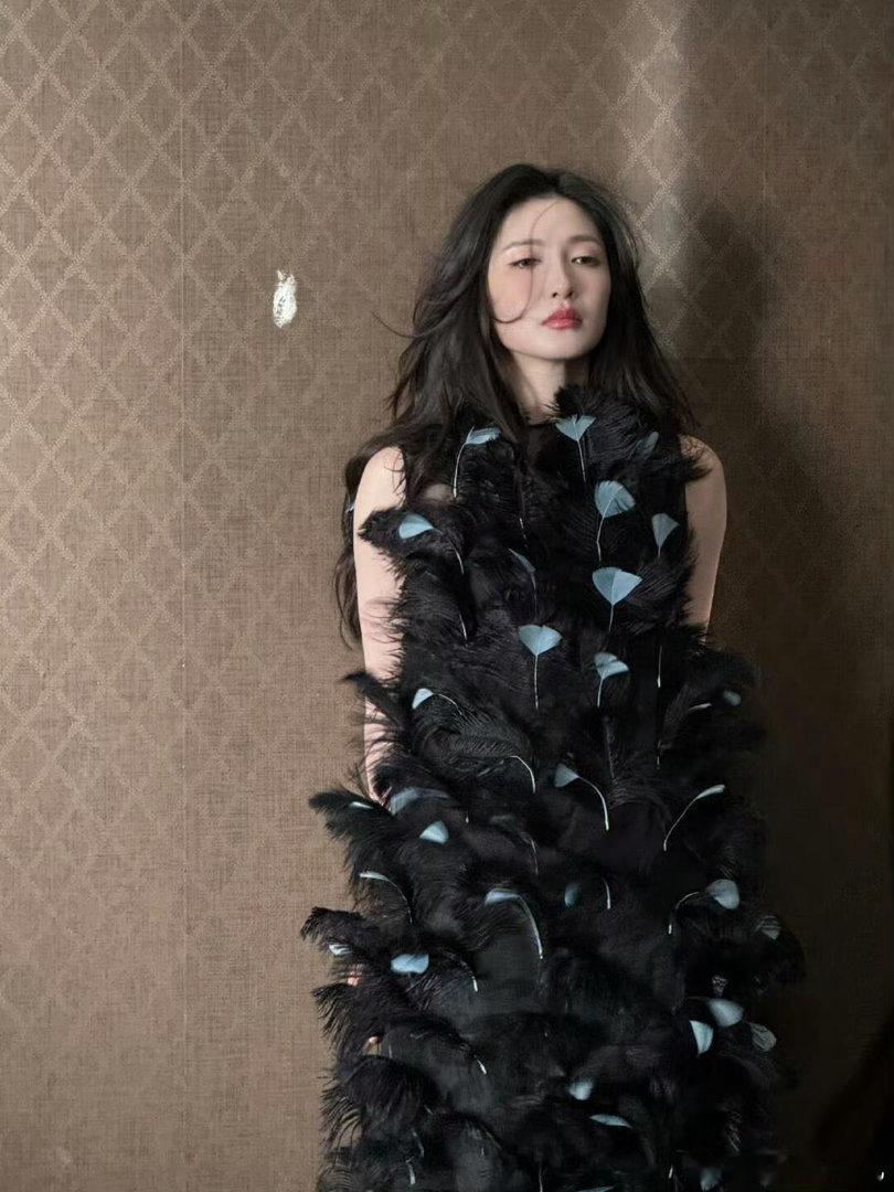 江疏影这张脸就是为都市剧而生的江疏影含泪侧脸的镜头真的太绝了！那种破碎中带着孤