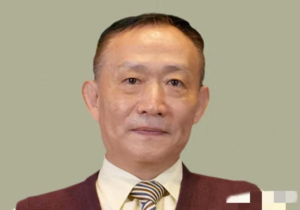 学者卢麒元一句话，点赞量破了百万。家属定居海外的官员，应该退出公职。东汉