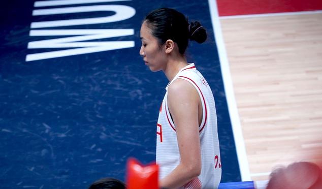 北京女排里，有一个叫金佳宝的副攻，今年只有18岁，身高1.95，好生厉害！金佳