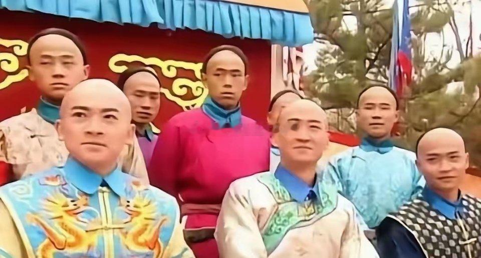 🍠有人发现当年还珠格格也很搞笑[笑着哭]皇上亲生的儿子被宫女挡的严严实实看不到节