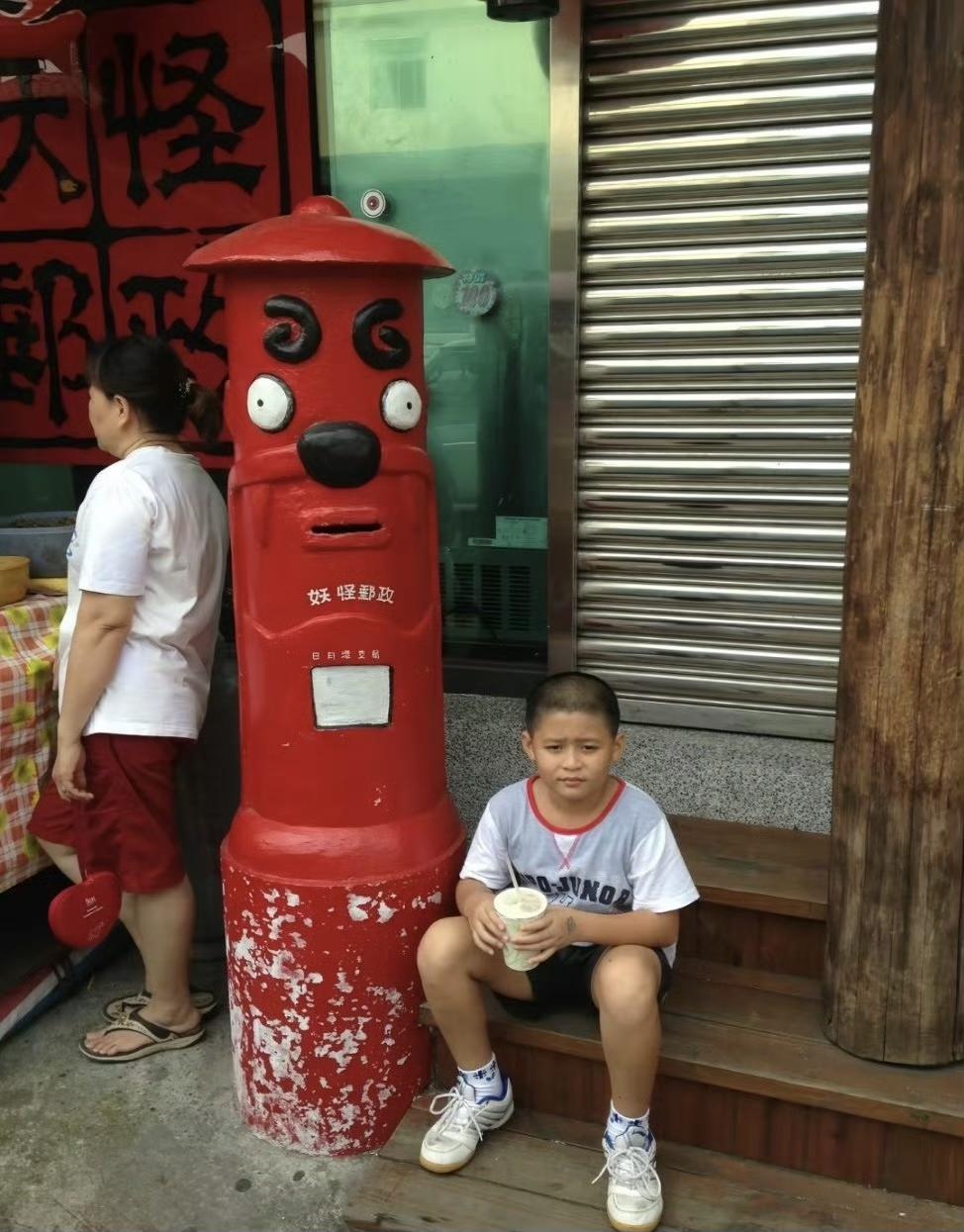 林诗栋分享小时候照片，短短的头发，眼神纯真又坚定！不得不说，小时候的林诗栋可