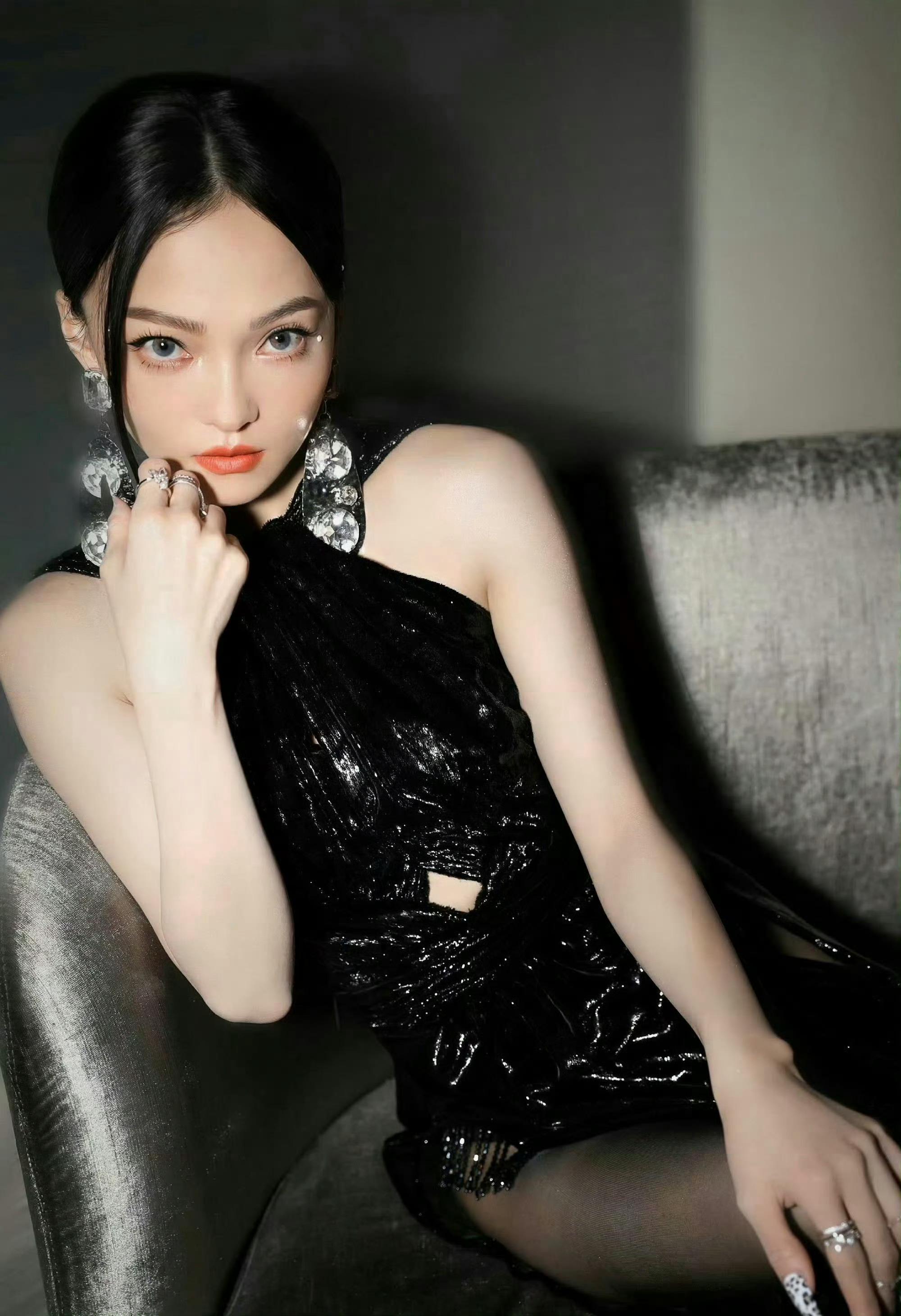 张韶涵高开叉裙又在展示自己的黑丝肉腿了