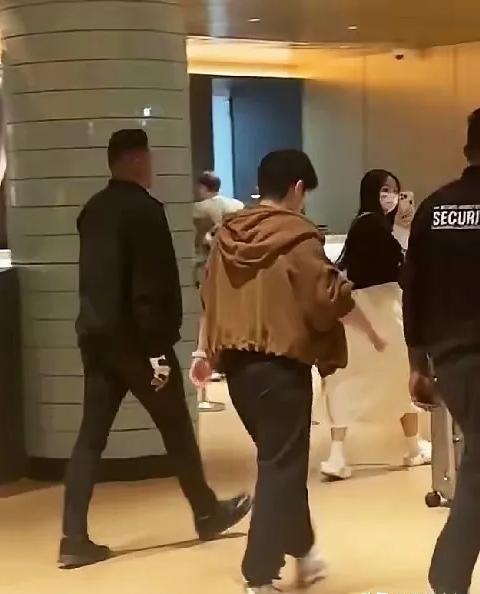 2日网友拍到孙颖莎已经回到北京，第一次见莎莎不穿运动服，而是穿着一件咖色休闲装，