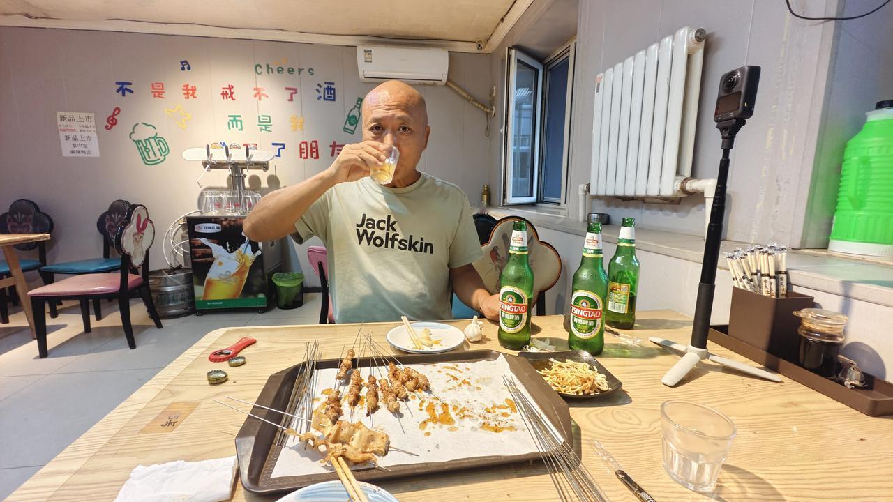 我一直吃两顿饭，坚持不到那么晚，中午就吃了一顿。好哥们家里突然有事来不了了，我