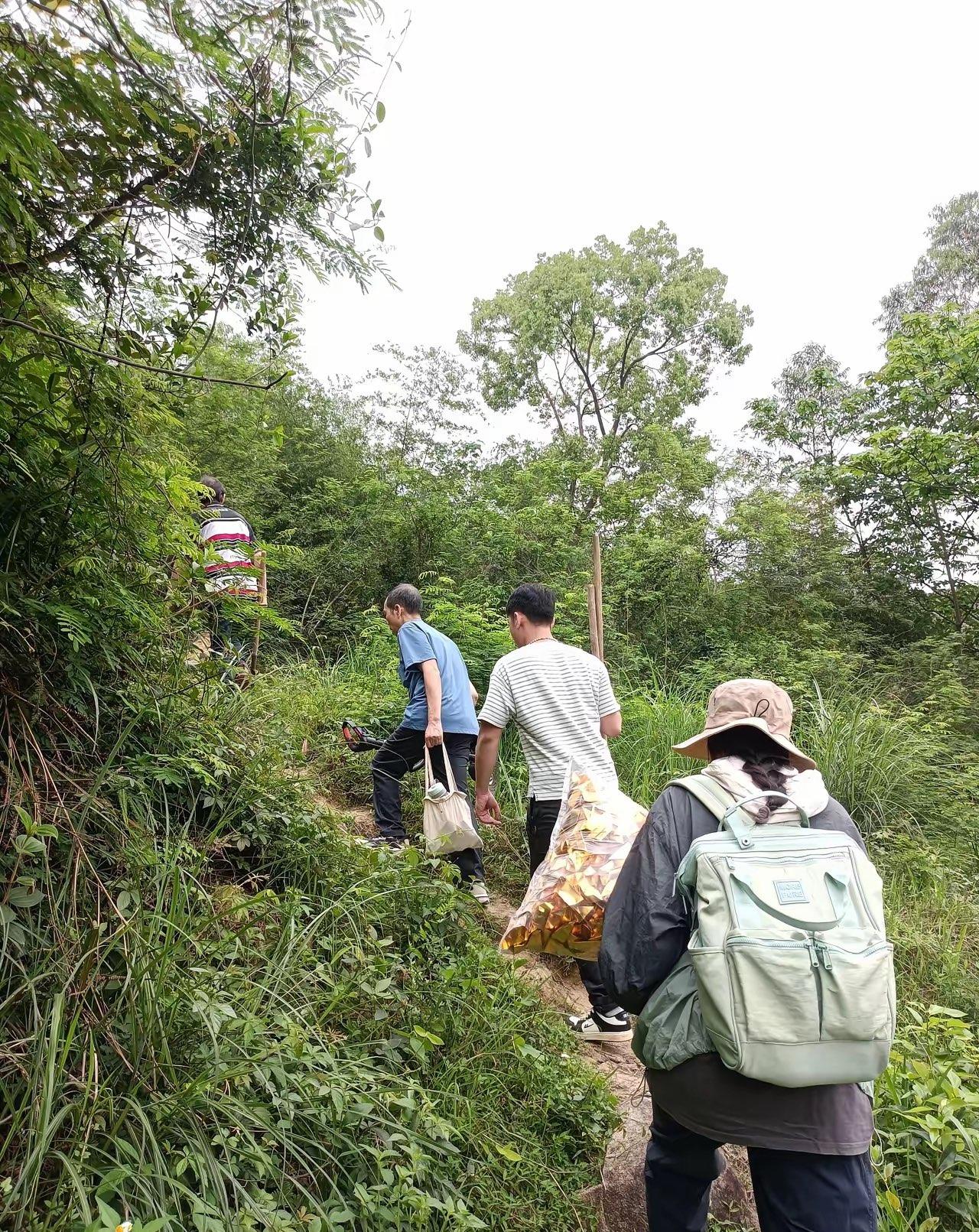 问大家个事：花一万块钱的机票，从北京赶回广西扫墓，值得吗？姑姑有两个儿子，分别在