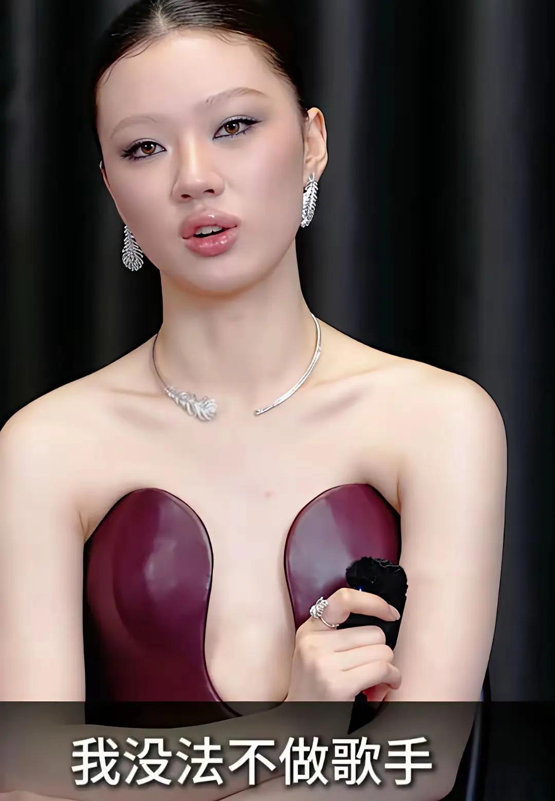 单依纯这件衣服，有点难评，说好看吧，又像夹了两块硬邦邦的塑料。说不好看呢，这个颜