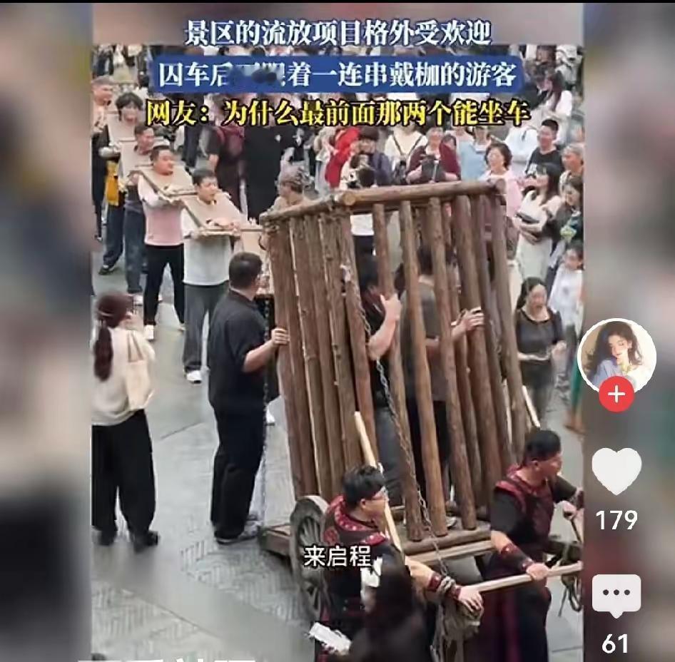那天刷到一个小姑娘发的视频。她说自己去香港玩，在地铁里实在是腿酸了，就靠着角落蹲