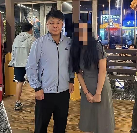王皓尴尬了！王励勤宣布国乒上海崇明岛集训全封闭。结果王皓偷偷出来吃饭了，最