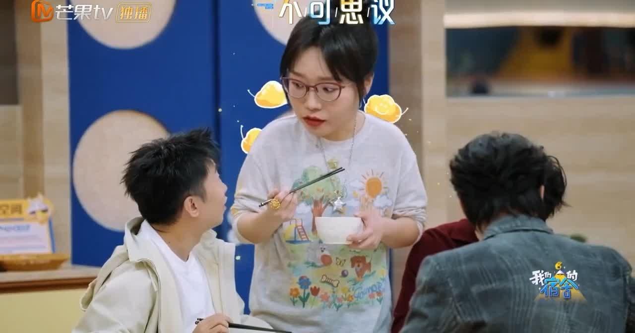 杨迪听着李雪琴为了“讨好”魏大勋说着“违心话”，一脸嫌弃。杨迪与魏大勋同