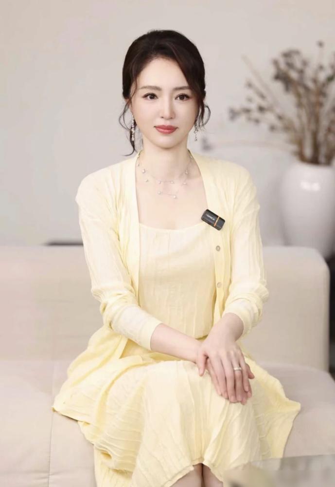 别夸董璇扮丑敬业了，告诉你，她刚被法院执行了4942万。你以为她嫁了小鲜肉就上岸