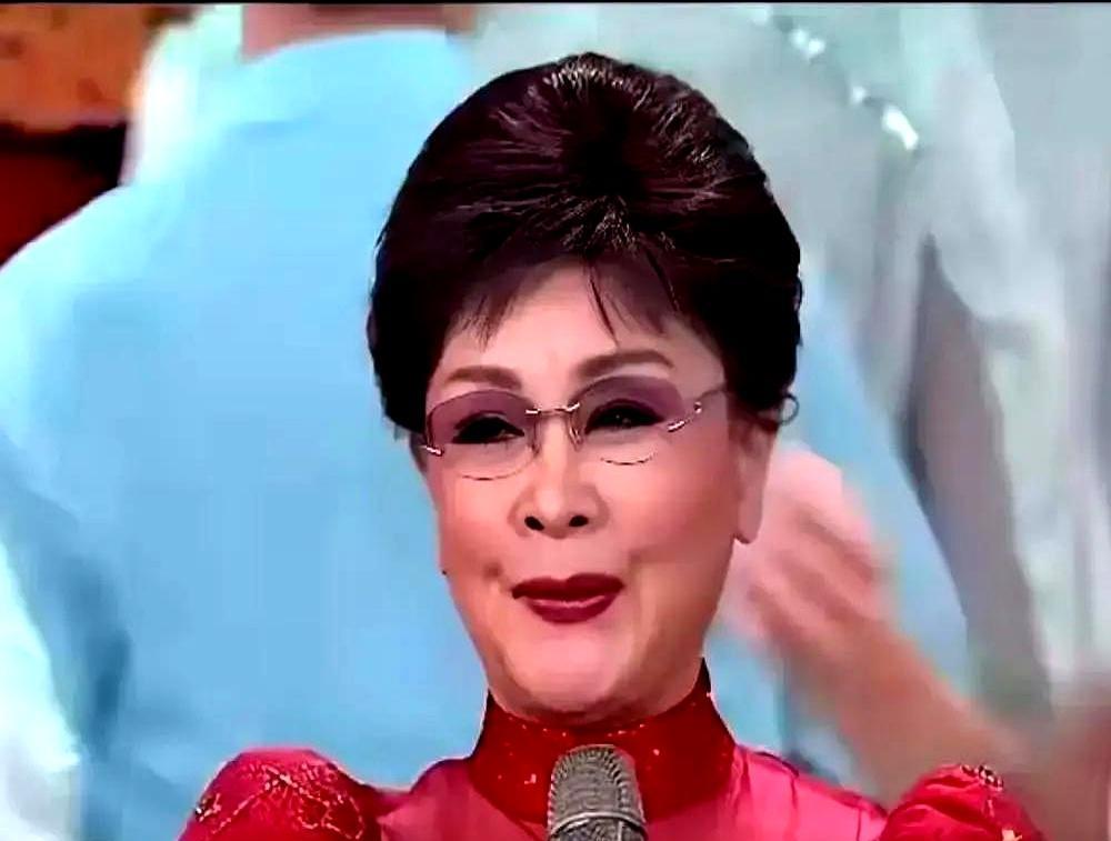 把女儿辞职回家照顾，说成是假的；把老艺术家正常养老，说成是卧床卖惨。事实是，李