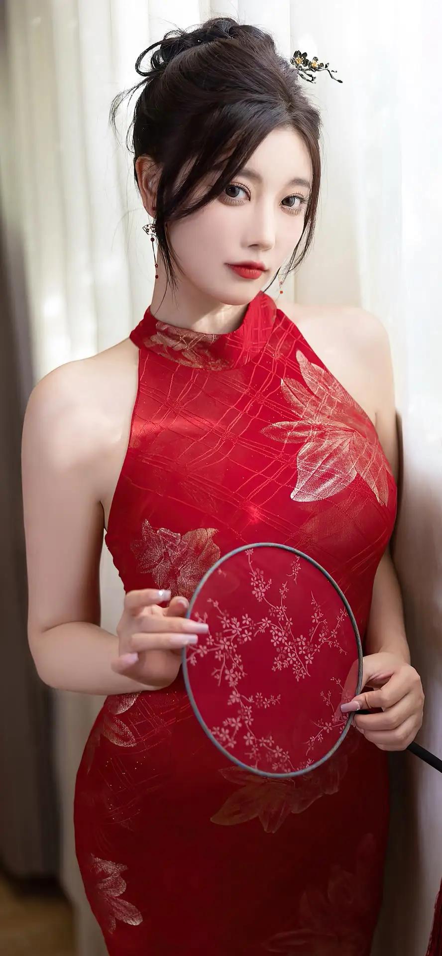 复古红裙，优雅气质，镜中自赏，韵味十足。