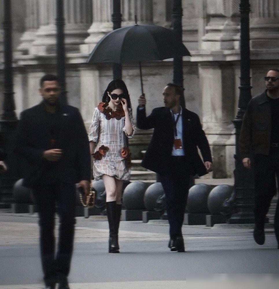 别信精修图，看看刘亦菲穿LV的生图，你就知道什么叫“颜值硬扛”。巴黎秀场，她