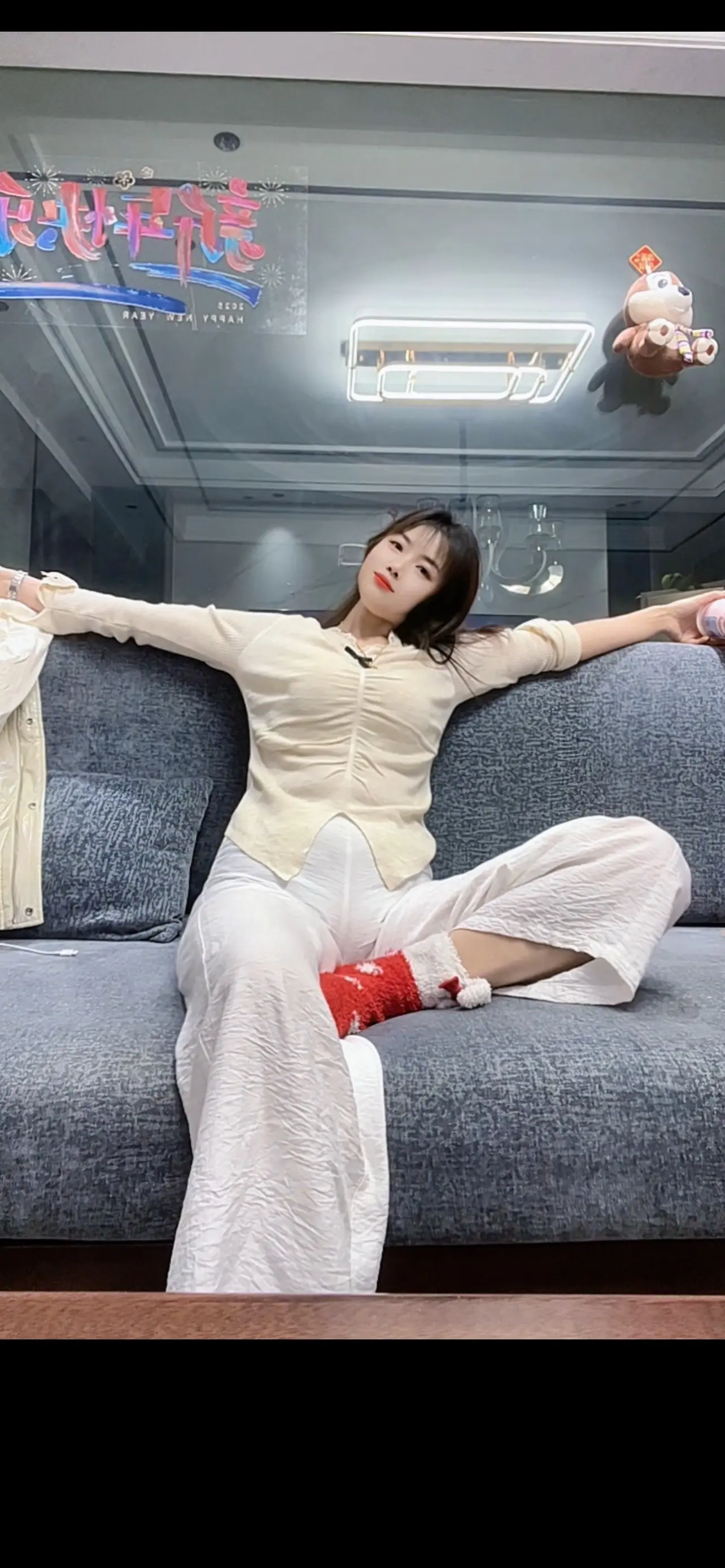 这个世界上只有自己心疼自己，不要去指望任何人会心疼你，人性本来就是自私...