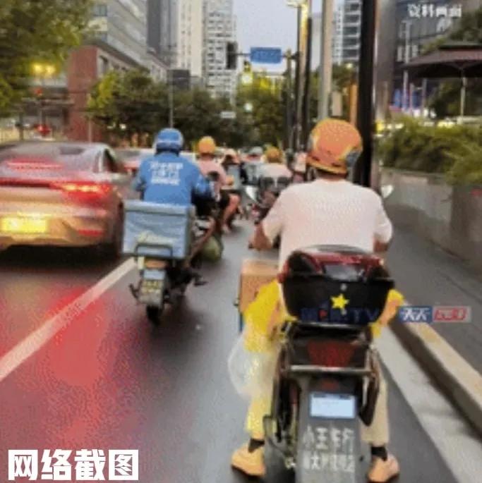 重庆有大学生利用假期去送外卖。原初本想挣点生活费，每日辛苦的风里来雨里去，只