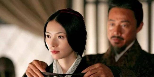 208年，曹操做主将35岁的蔡文姬，许配给22岁的董祀。新婚夜，看着这个已经生过