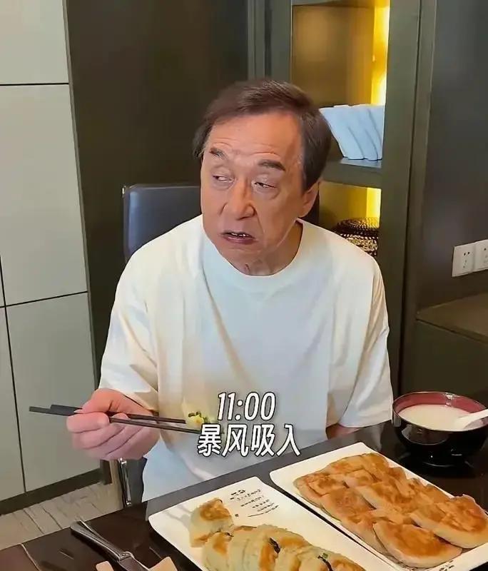 71岁成龙大口扒饭，刘德华过午不食，周润发一天只吃一顿。明明同岁上下，活法却像两